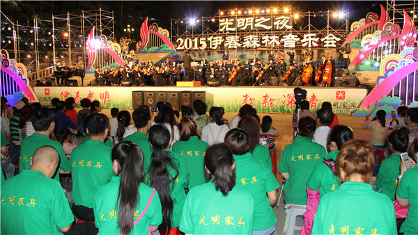 中國(guó)家具協(xié)會(huì)理事長(zhǎng)朱長(zhǎng)嶺蒞臨光明家具三十年慶典
