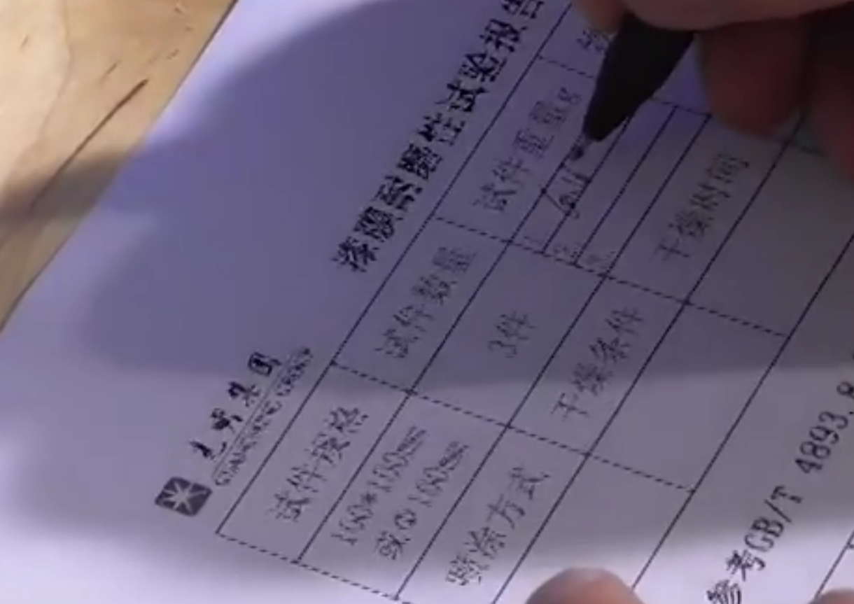 實(shí)木家具是否容易開裂變形，重點(diǎn)在于烘干技術(shù)與標(biāo)準(zhǔn)