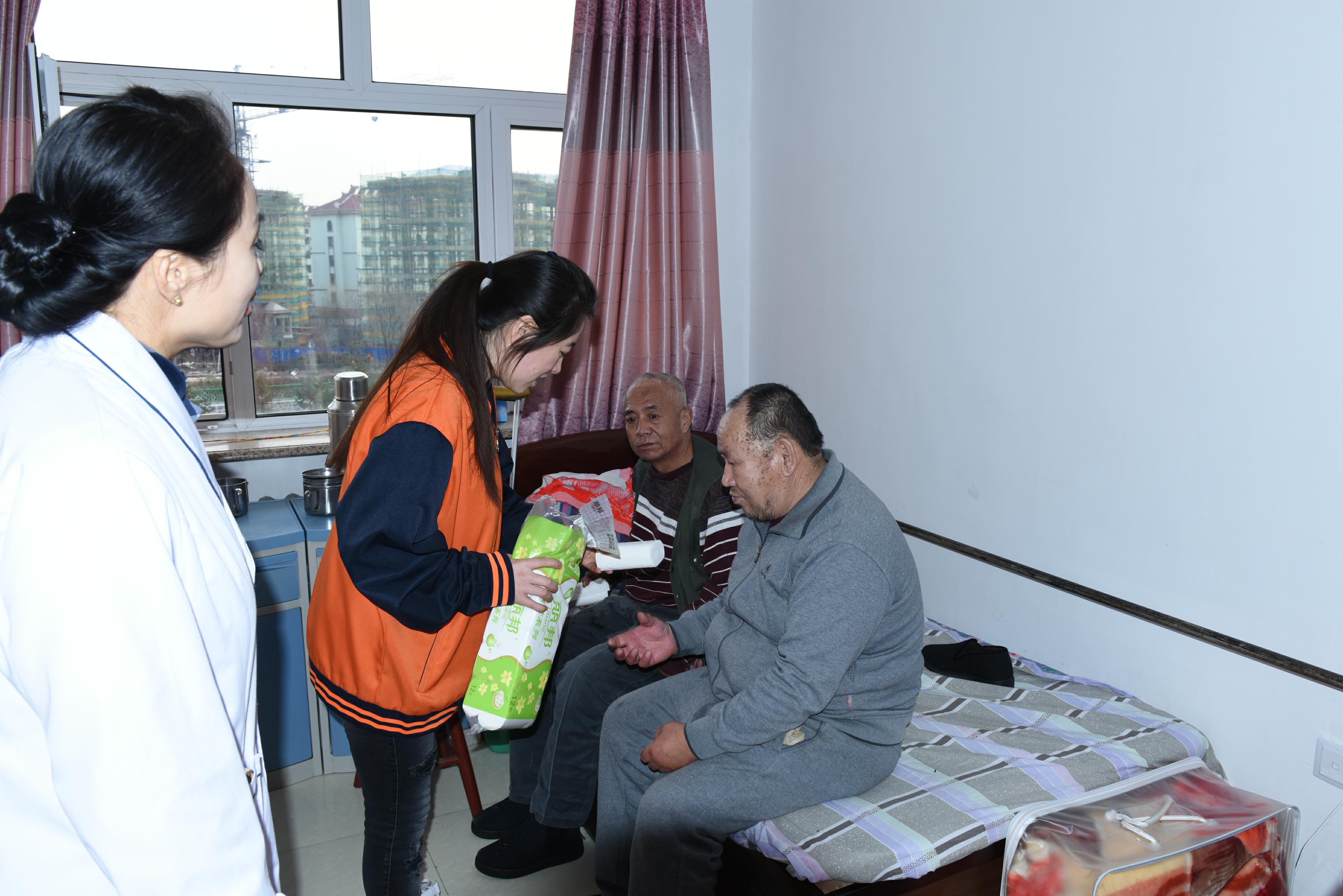 九九重陽，愛在金秋，光明集團(tuán)電商敬老獻(xiàn)愛心