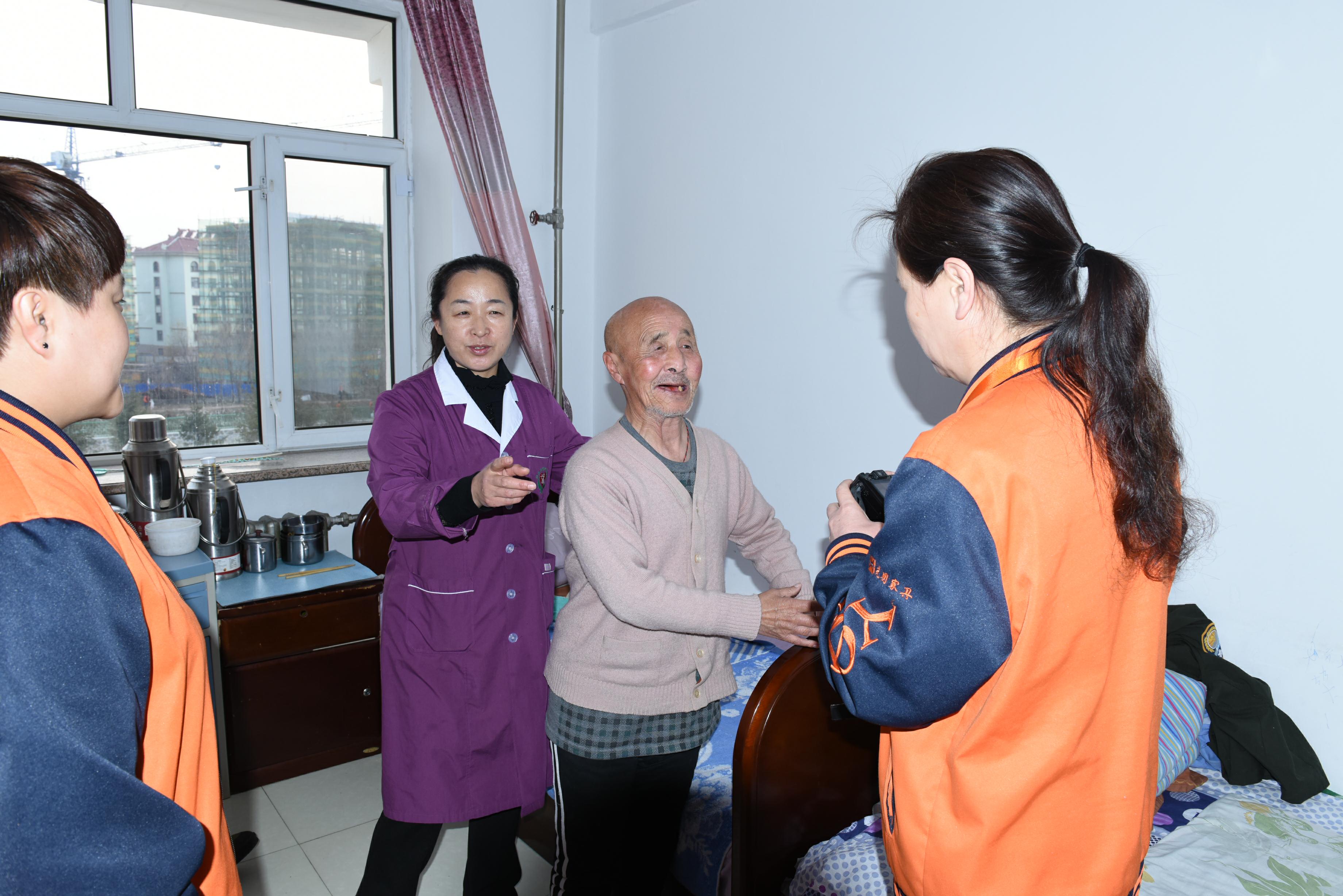 九九重陽，愛在金秋，光明集團(tuán)電商敬老獻(xiàn)愛心