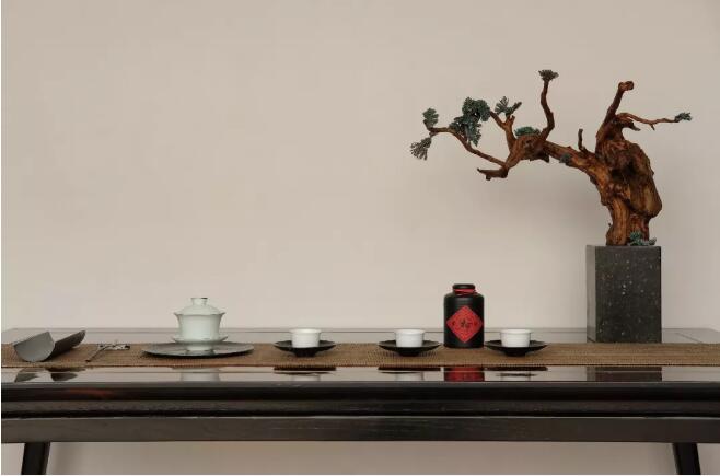 中國(guó)人的家居美學(xué)離不開(kāi)實(shí)木家具的裝點(diǎn)