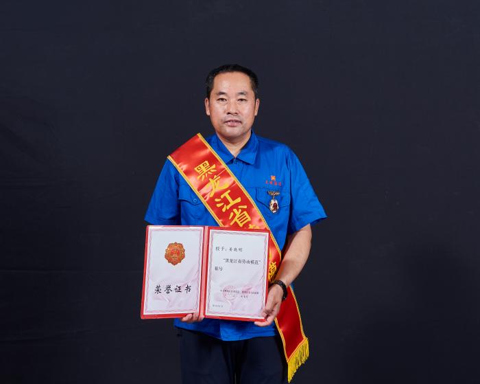 光明集團(tuán)全員學(xué)習(xí)勞模精神：勞模姜曉明愛(ài)崗敬業(yè)的28年